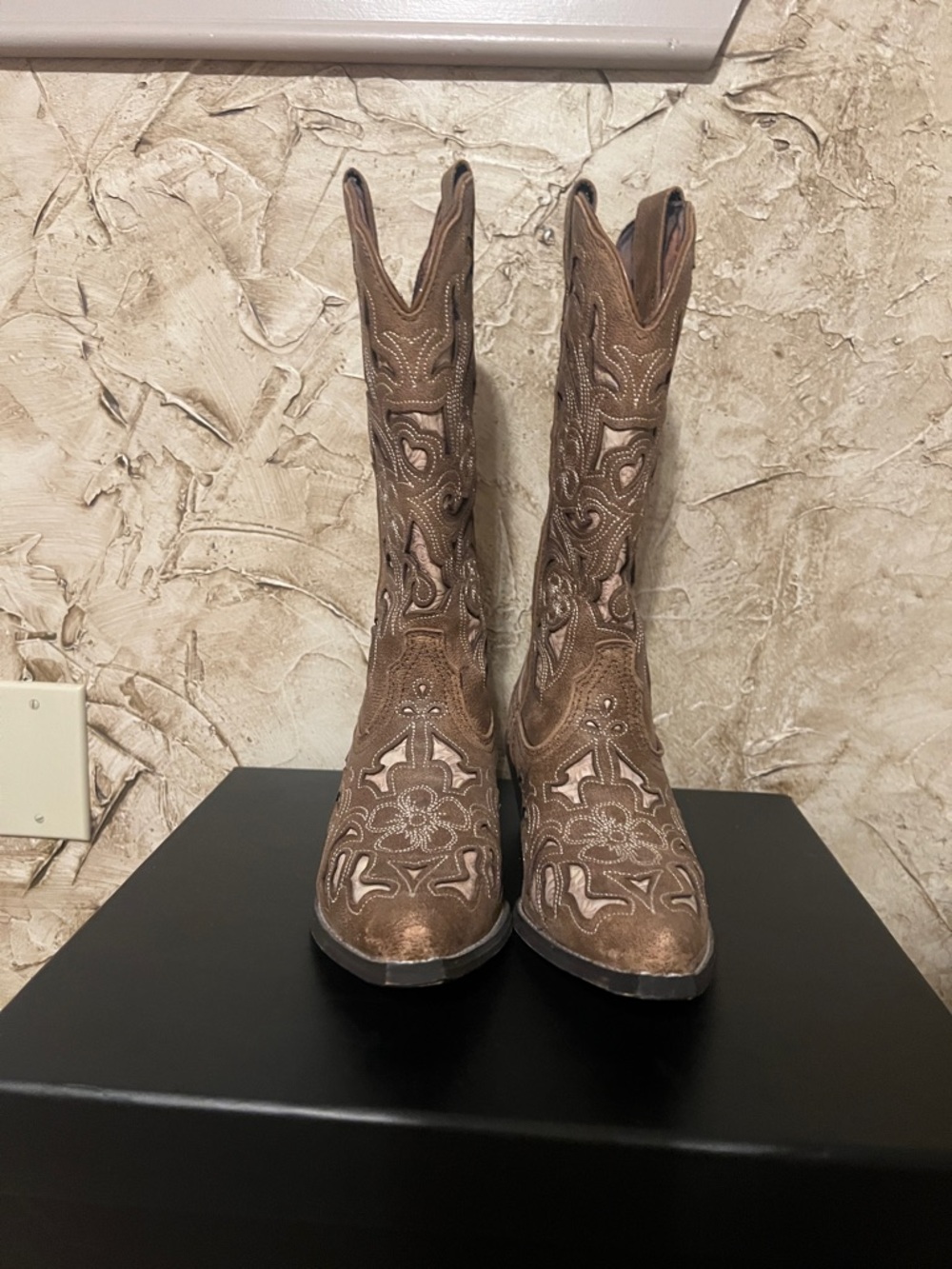 Laredo Brown Embroidered Western Boots. - Picture 2 of 8